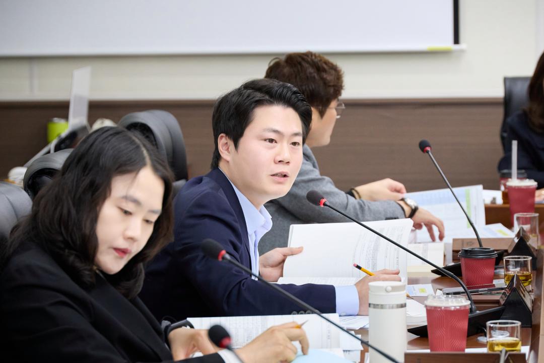 '상임위원회별 제2차 회의(제297회 제2차 정례회)' 게시글의 사진(12) '20251202 상임위위원회별 제2차 회의(제297회 제2차 정례회)-020.jpg'