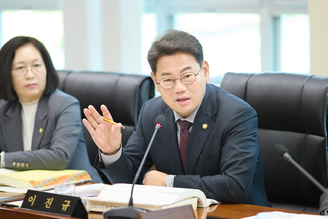'상임위위원회별 제2차 회의( 제302회 임시회 )' 게시글의 사진(24) '20260408 상임위위원회별 제2차 회의 ( 제302회 임시회 )-059.jpg'
