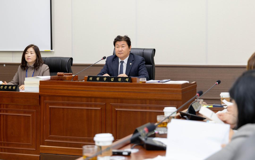 '상임위위원회별 제3차 회의(제297회 제2차 정례회)' 게시글의 사진(6) '20251203 제297회 제2차 정례회 상임위원회 회의 (3).jpg'