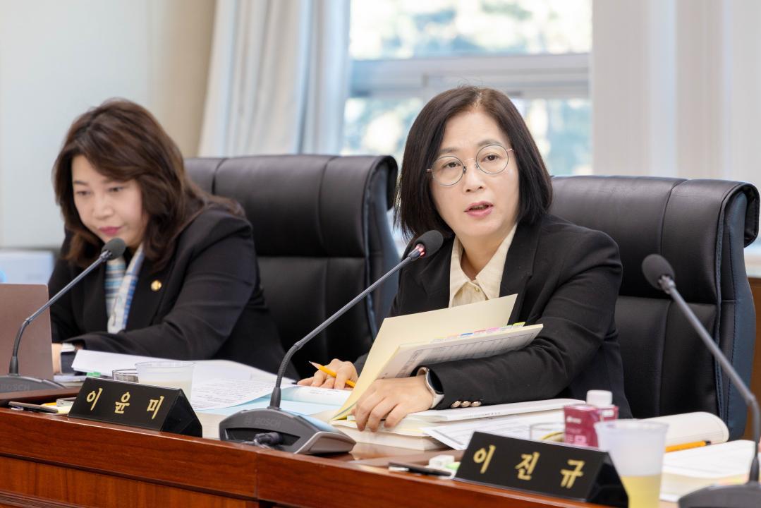 상임위위원회별 제4차 회의(제297회 제2차 정례회) 사진입니다