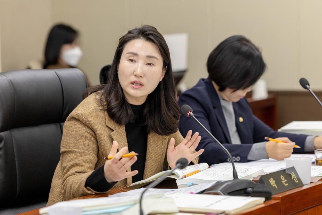 상임위위원회별 제4차 회의(제297회 제2차 정례회) 사진입니다