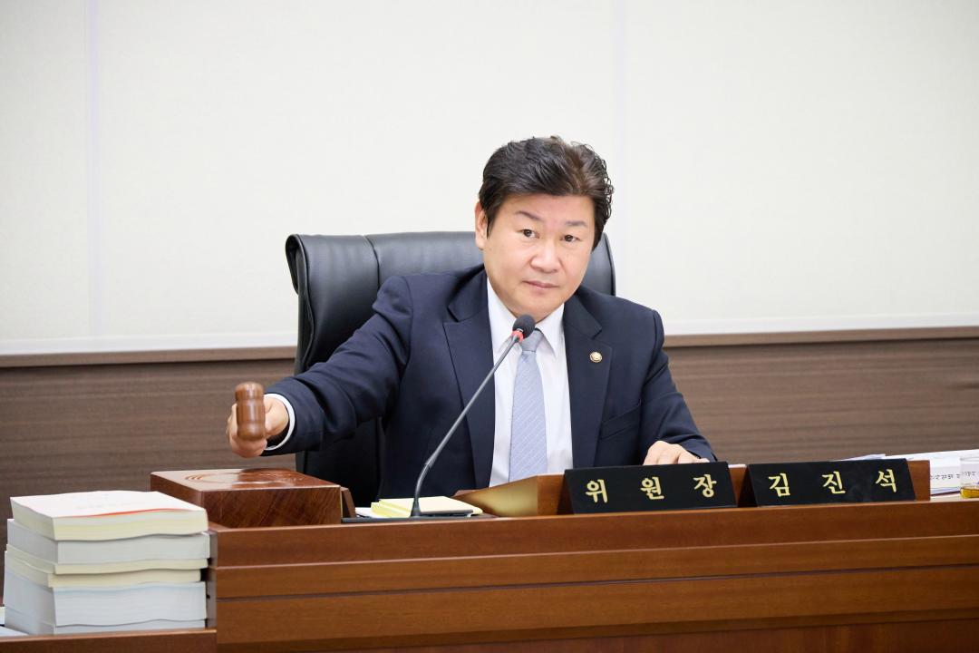 '상임위원회별 제2차 회의(제297회 제2차 정례회)' 게시글의 사진(5) '20251202 상임위위원회별 제2차 회의(제297회 제2차 정례회)-010.jpg'