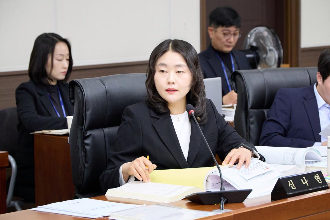 '상임위원회별 제2차 회의(제297회 제2차 정례회)' 게시글의 사진(16) '20251202 상임위위원회별 제2차 회의(제297회 제2차 정례회)-029.jpg'