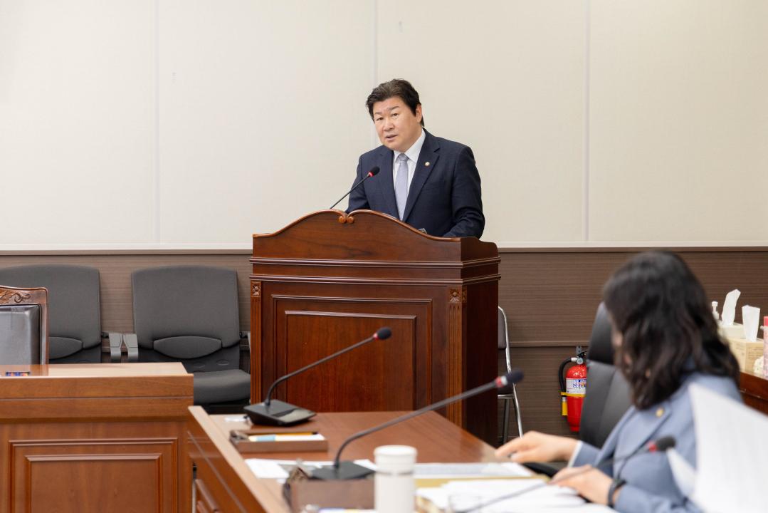 '상임위위원회별 제1차 회의 ( 제297회 임시회 )' 게시글의 사진(6) '20251218 제298회 임시회 상임위원회 회의 (57).jpg'