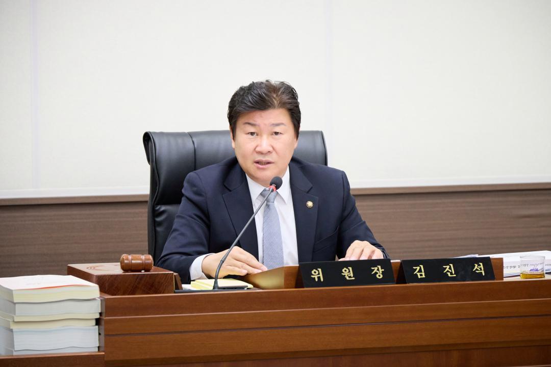 '상임위원회별 제2차 회의(제297회 제2차 정례회)' 게시글의 사진(7) '20251202 상임위위원회별 제2차 회의(제297회 제2차 정례회)-008.jpg'