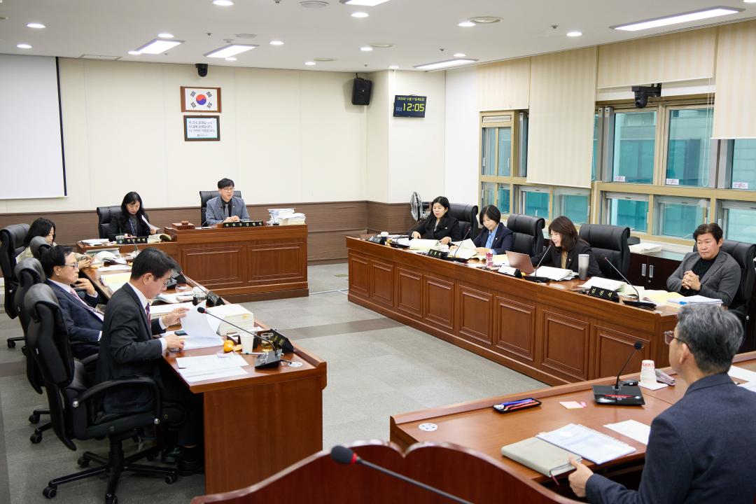 '제3차 예산결산특별위원회(제297회 제2차 정례회)' 게시글의 사진(6) '20251211 제3차 예산결산특별위원회(제297회 제2차 정례회)-09.jpg'