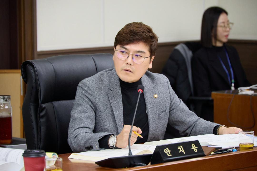 '상임위원회별 제2차 회의(제297회 제2차 정례회)' 게시글의 사진(9) '20251202 상임위위원회별 제2차 회의(제297회 제2차 정례회)-015.jpg'