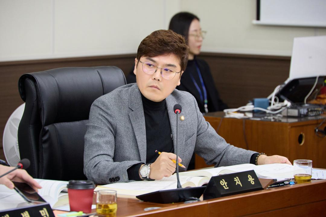 '상임위원회별 제2차 회의(제297회 제2차 정례회)' 게시글의 사진(8) '20251202 상임위위원회별 제2차 회의(제297회 제2차 정례회)-014.jpg'