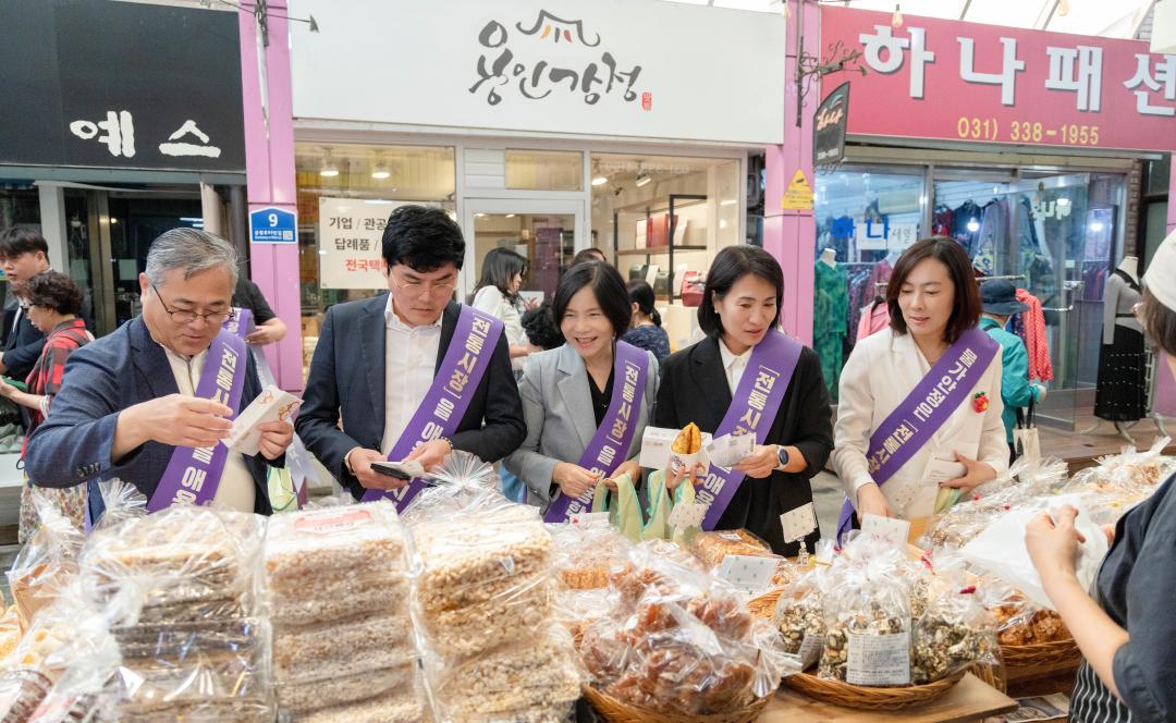 '추석맞이 전통시장 장보기' 게시글의 사진(28) '20260921 추석명절 맞이 전통시장 장보기 및 위문물품 전달 (12).jpg'