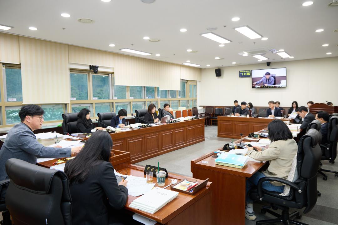 '제3차 예산결산특별위원회(제297회 제2차 정례회)' 게시글의 사진(5) '20251211 제3차 예산결산특별위원회(제297회 제2차 정례회)-08.jpg'