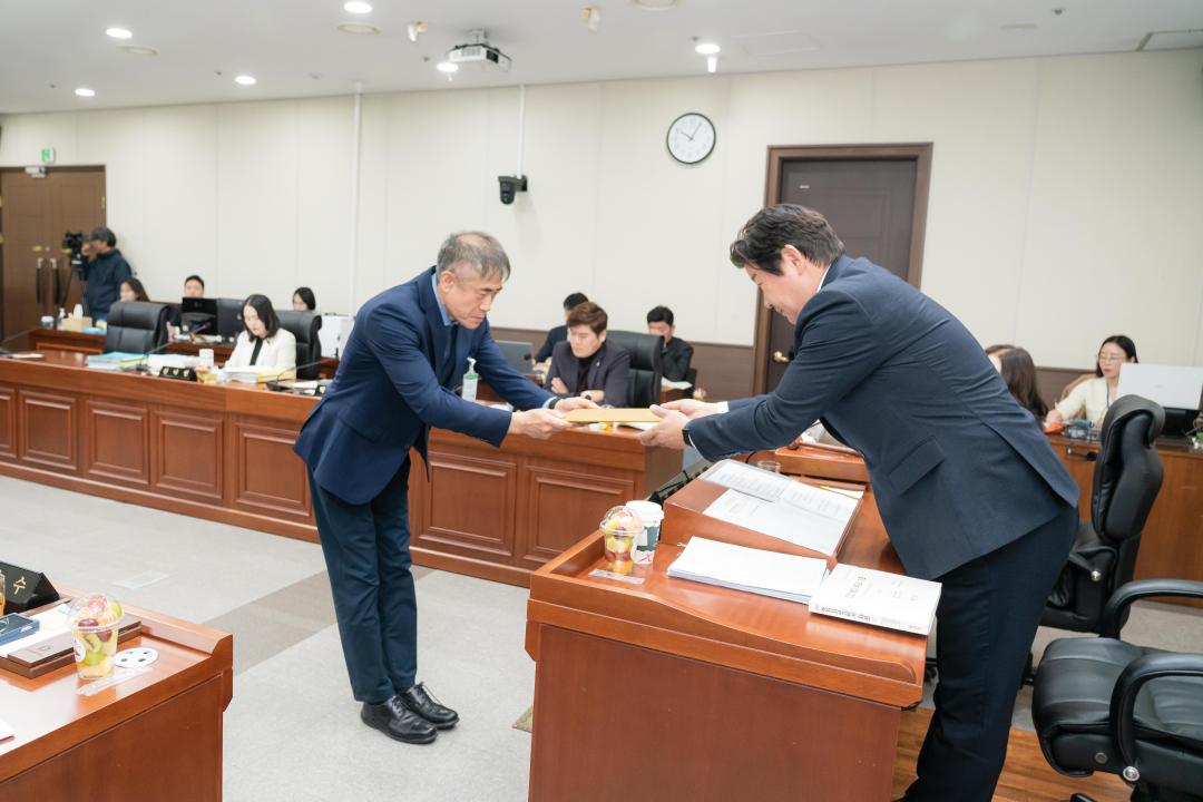 '행정사무감사 5일차 (제297회 제2차 정례회)' 게시글의 사진(7) '20251121 행정사무감사 5일차 (제297회 제2차 정례회) N_-4.JPG'