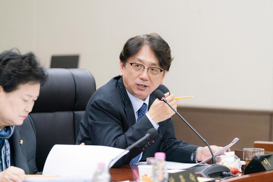 '상임위위원회별 제1차 회의(제296회 임시회)' 게시글의 사진(93) '20251023 상임위원회별 제1차 회의 (제296회 임시회) (1) N_-44.JPG'