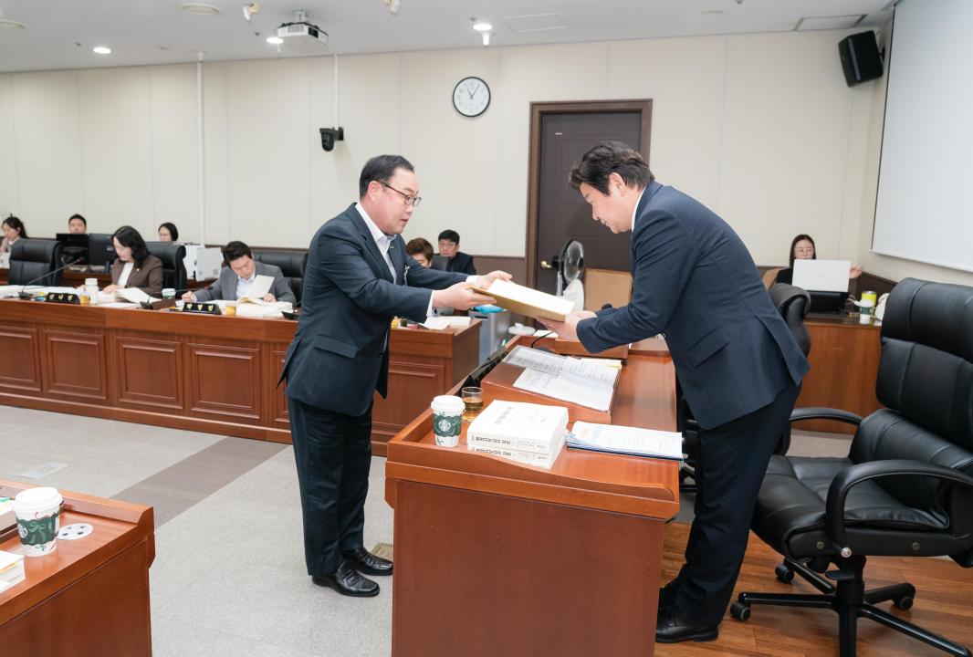 '행정사무감사 8일차 (제297회 제2차 정례회)' 게시글의 사진(33) '20251124 행정사무감사 8일차 (제297회 제2차 정례회) N-5.JPG'