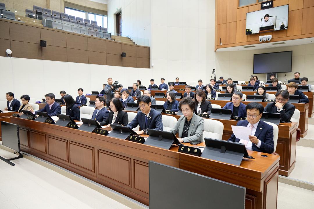 '제297회 제2차 정례회 제2차 본회의' 게시글의 사진(5) '20251114 제297회 제2차 정례회 제2차 본회의-18.jpg'