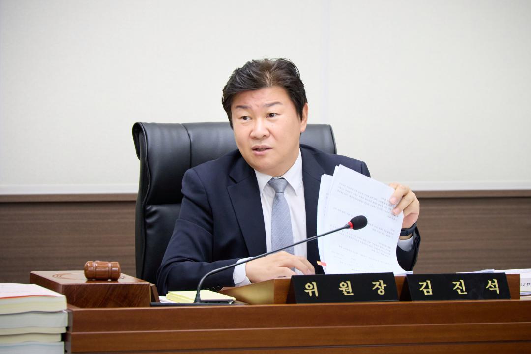 '상임위원회별 제2차 회의(제297회 제2차 정례회)' 게시글의 사진(6) '20251202 상임위위원회별 제2차 회의(제297회 제2차 정례회)-005.jpg'