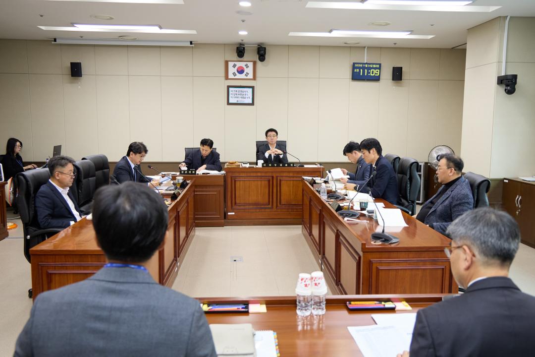 '용인특례시의회 도시건설위원회, 행정사무감사 8일차-푸른공원사업소,차량등록사업소' 게시글의 사진(2) '20251124 2025년 행정사무감사 8일차(5)도시건설위원회.jpg'