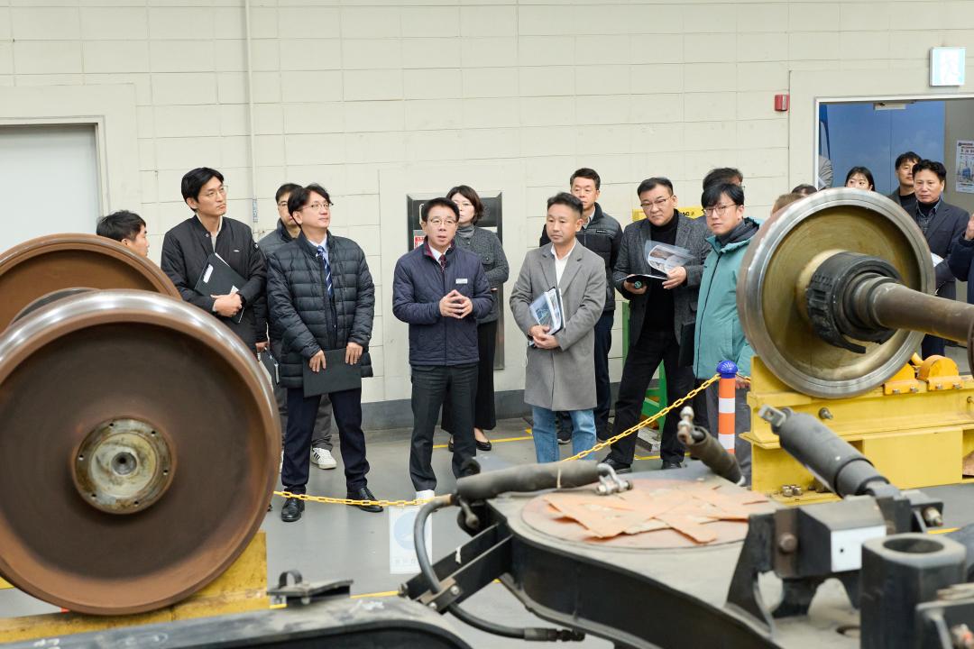 '용인특례시의회 도시건설위원회, 2025년 행정사무감사 대비 주요 사업 현지 확인' 게시글의 사진(5) '20251117 용인특례시의회 도시건설위원회, 행정사무감사 현지 확인(4)용인 경전철 차량기지.jpg'