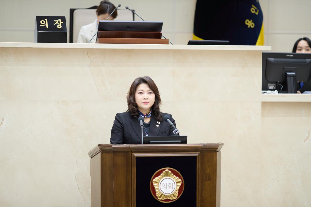 '용인특례시의회 박희정 의원, “지곡초 앞 콘크리트 혼화제 연구소, 행정 허가 과정 전면 재점검해야”(5분 자유발언)' 게시글의 사진(2) '사진1. 용인특례시의회 박희정 의원이 15일 열린 제302회 임시회 제3차 본회의에서 5분 자유발언을 하고 있다..jpg'