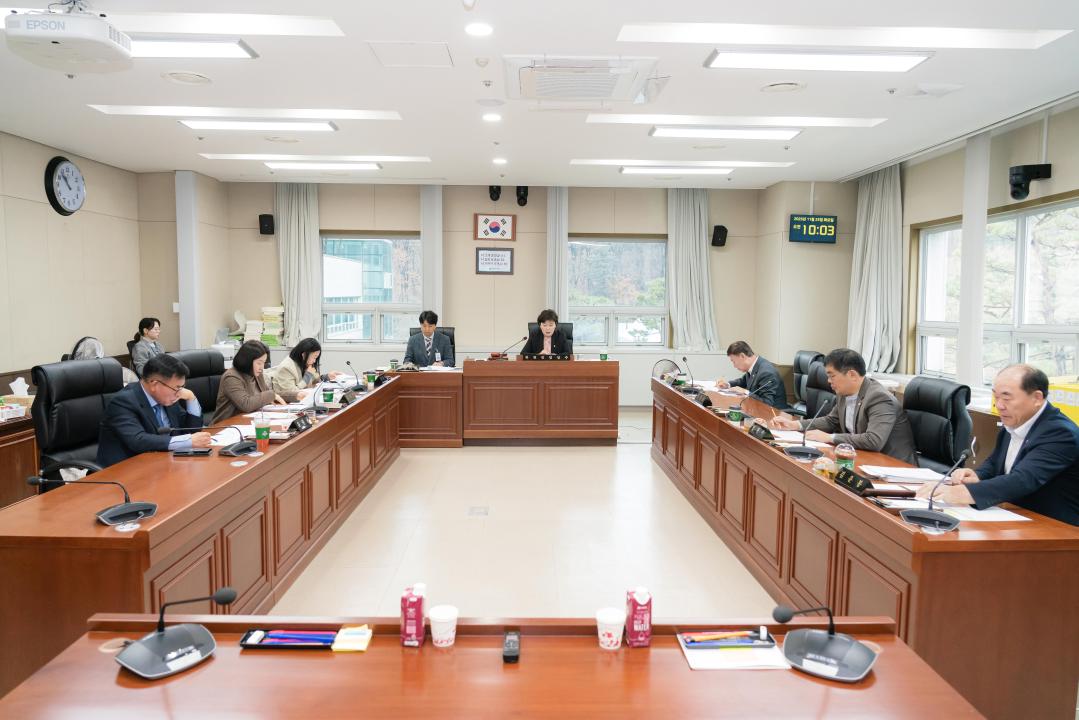 '용인특례시의회 문화복지위원회, 2025년도 행정사무감사 마무리하며 강평' 게시글의 사진(2) '사진1. 용인특례시의회 문화복지위원회는 25일 2025년도 제297회 제2차 정례회 기간 동안 실시한 행정사무감사에 대한 강평을 했다..JPG'