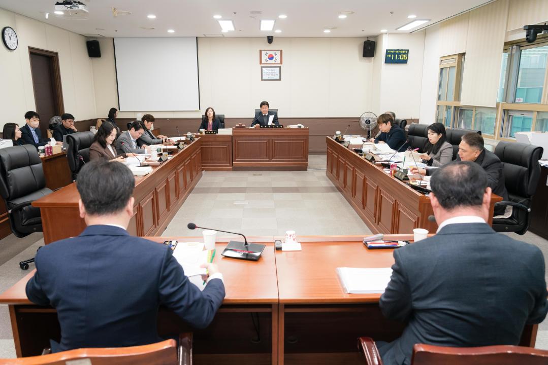 '용인특례시의회 자치행정위원회, 행정사무감사 8일차-처인구·읍면동,기흥구·동,수지구·동' 게시글의 사진(2) '20251124 2025년 행정사무감사 8일차(2)자치행정위원회.jpg'