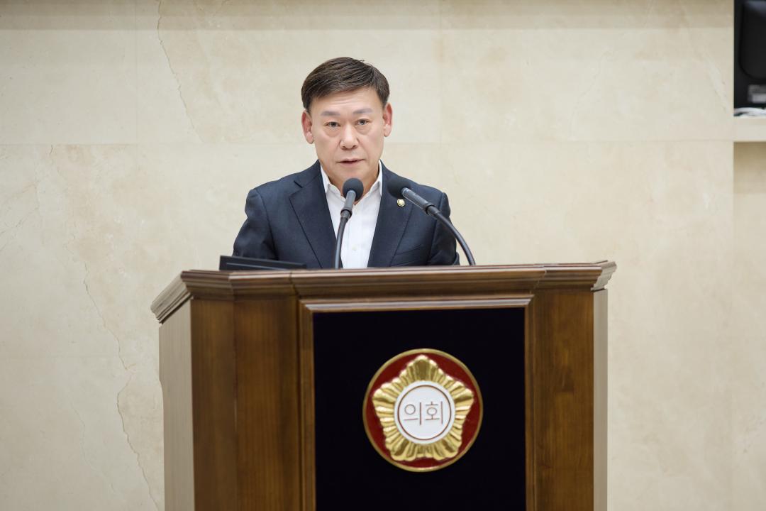 '용인특례시의회 황재욱 의원, “수익만 챙긴 죽전 70호 민간특례사업…공공기여 신속 이행” 촉구(5분 자유발언)' 게시글의 사진(3) '사진2. 황재욱 의원은 11일 열린 제300회 임시회 제2차 본회의에서 5분 자유발언을 하고있다..jpg'