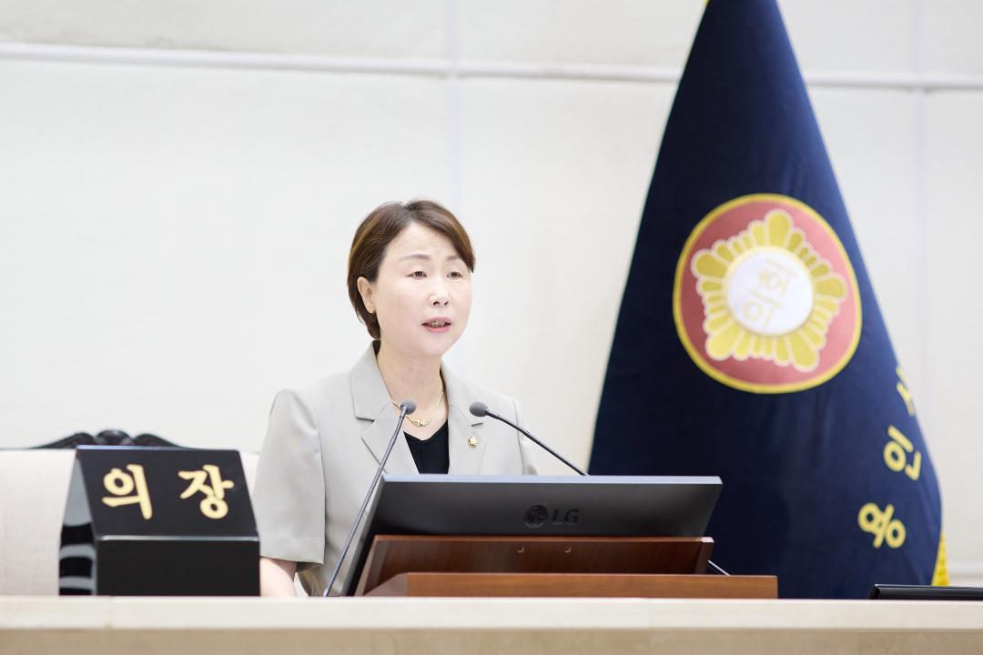 '용인특례시의회, 제303회 임시회 끝으로 4년간의 공식 활동 마무리' 게시글의 사진(2) '사진2. 용인특례시의회 유진선 의장이 제303회 임시회 회의를 주재하고 있다..jpg'