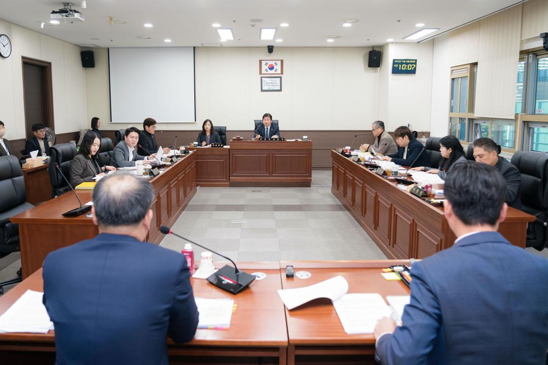 '용인특례시의회 자치행정위원회, 행정사무감사 2일차-자치행정국' 게시글의 사진(2) '20251118 2025년 행정사무감사 2일차(1)자치행정위원회.jpg'