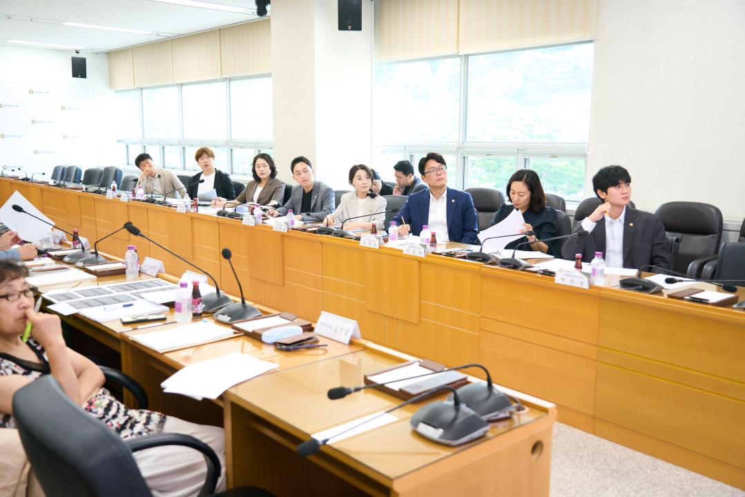 '용인특례시의회 자치행정위원회, 주민자치회 조례 제정 위한 간담회 개최' 게시글의 사진(4) '20260803 용인특례시의회 자치행정위원회, 주민자치회 조례 제정 위한 간담회 개최(3).jpg'
