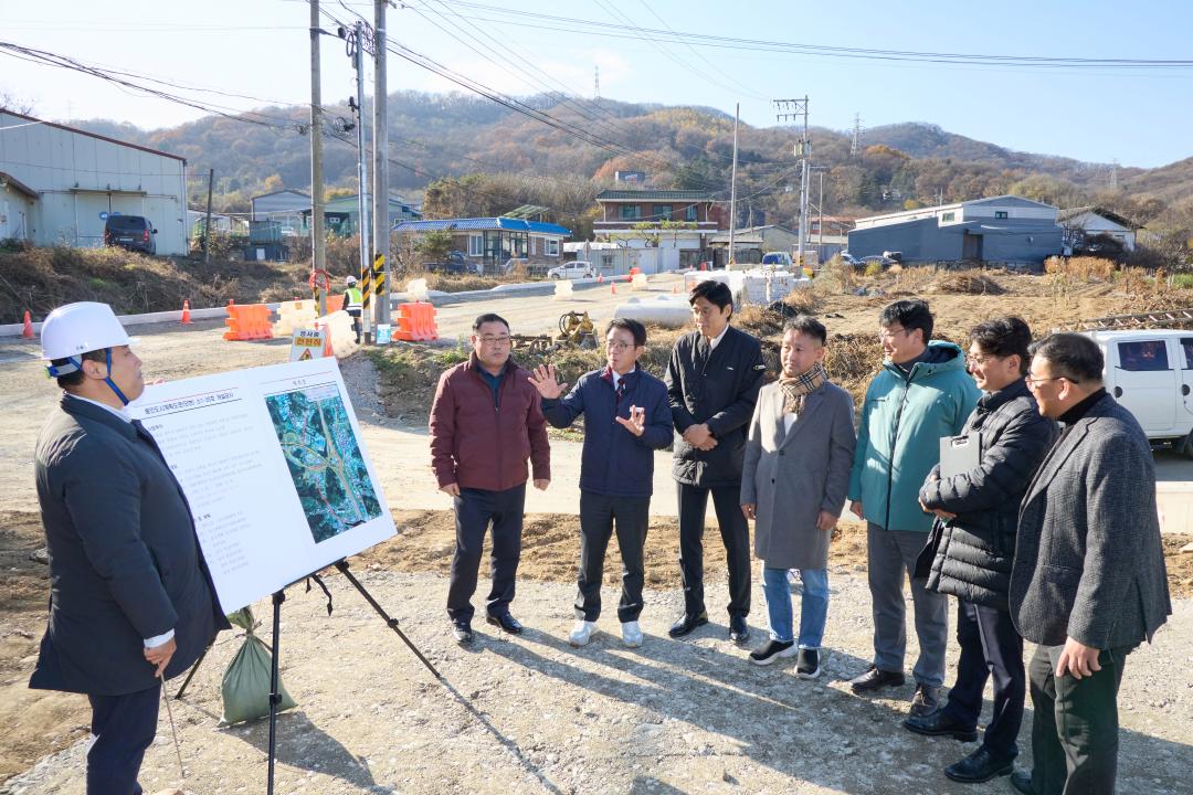 '용인특례시의회 도시건설위원회, 2025년 행정사무감사 대비 주요 사업 현지 확인' 게시글의 사진(2) '20251117 용인특례시의회 도시건설위원회, 행정사무감사 현지 확인(1)용인도시계획도로 (모현)소1-26호선 개설공사 현장.jpg'