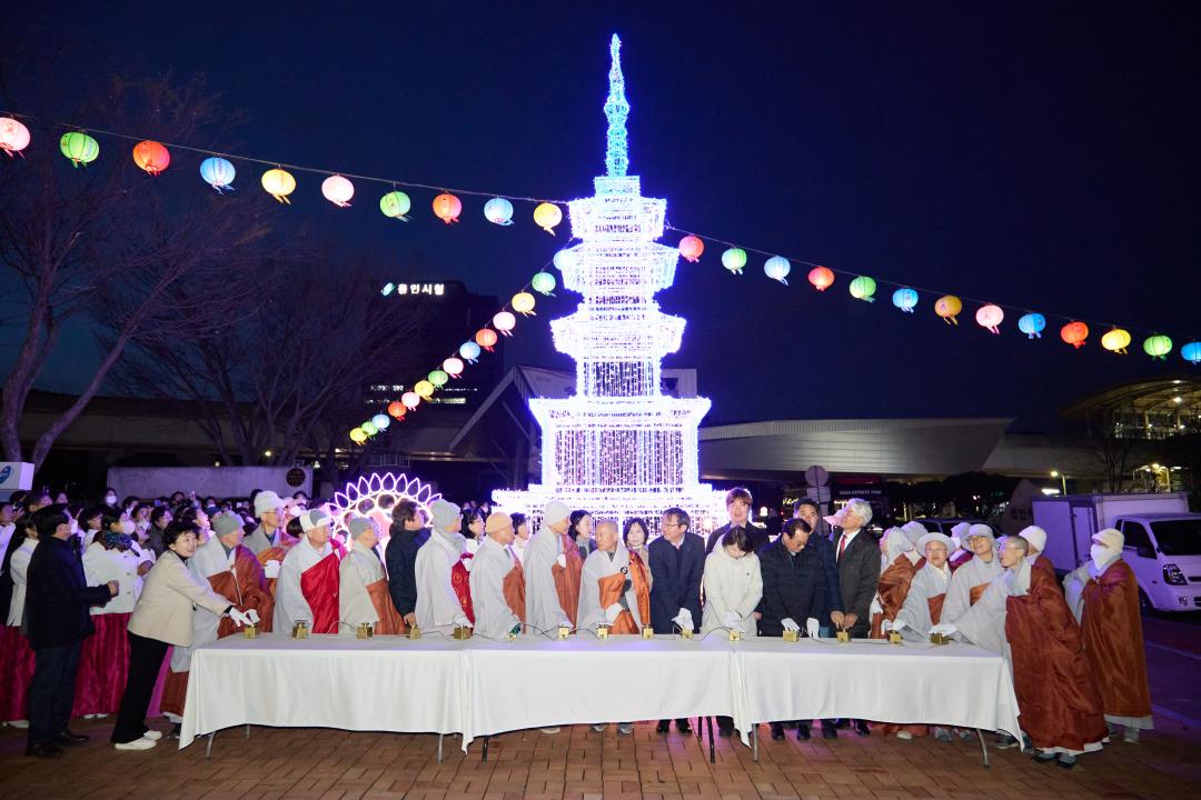'2025 용인시민연등축제 봉축점등식' 게시글의 사진(3) '20250413 2025 용인시민연등축제 봉축점등식-31.jpg'