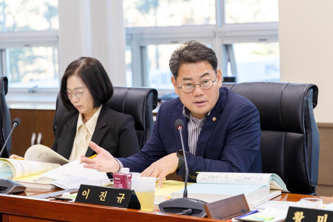 상임위위원회별 제4차 회의(제297회 제2차 정례회) 사진입니다