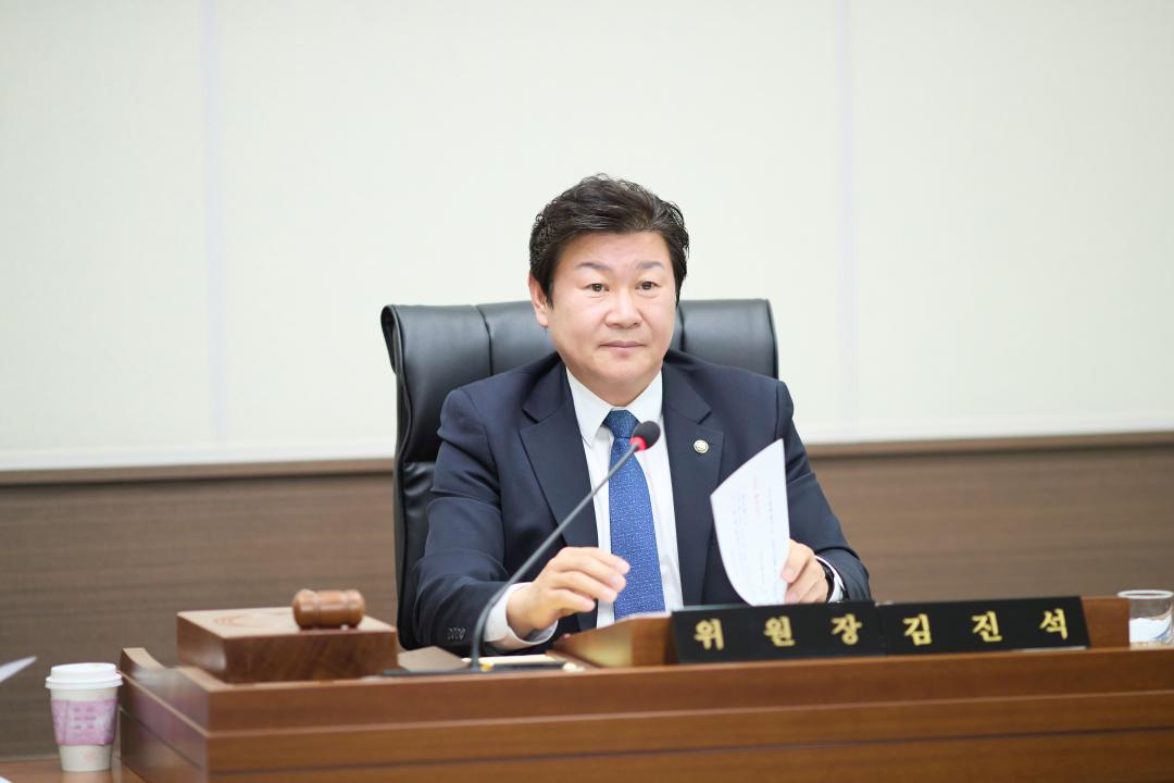 '상임위위원회별 제1차 회의 ( 제302회 임시회 )' 게시글의 사진(6) '20260403 상임위원회별 제1차 회의(제302호 임시회)-06.jpg'
