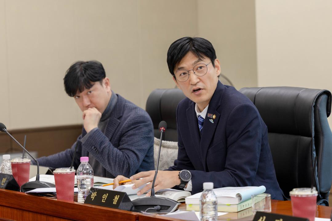 상임위위원회별 제4차 회의(제297회 제2차 정례회) 사진입니다