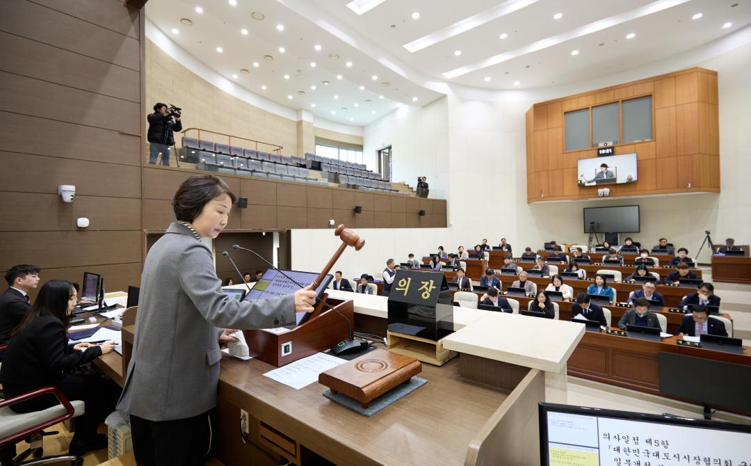 '제291회 임시회 제 1차 본회의' 게시글의 사진(10) '20250310 제291회 임시회 제1차 본회의-03.jpg'