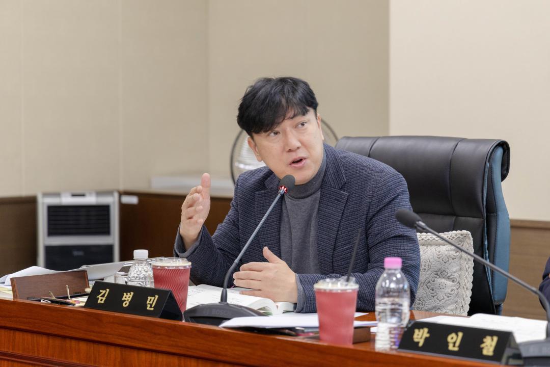 상임위위원회별 제4차 회의(제297회 제2차 정례회) 사진입니다