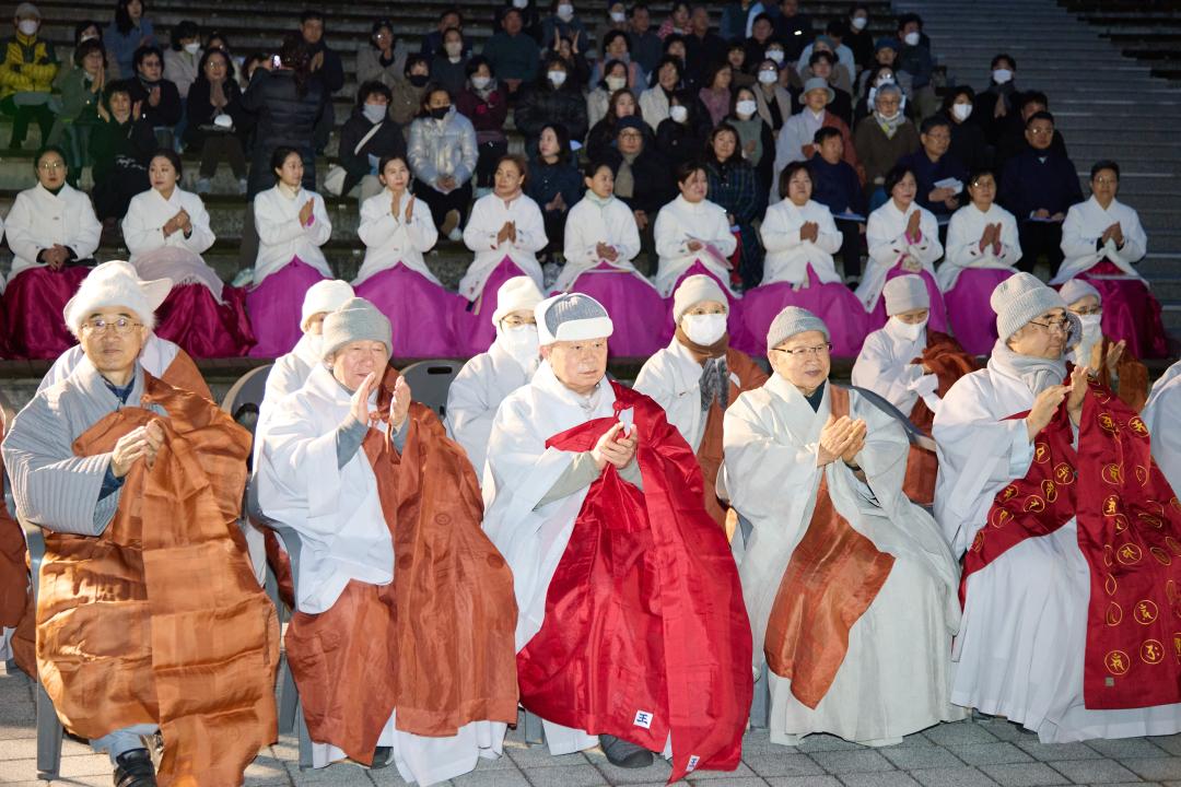'2025 용인시민연등축제 봉축점등식' 게시글의 사진(13) '20250413 2025 용인시민연등축제 봉축점등식-18.jpg'