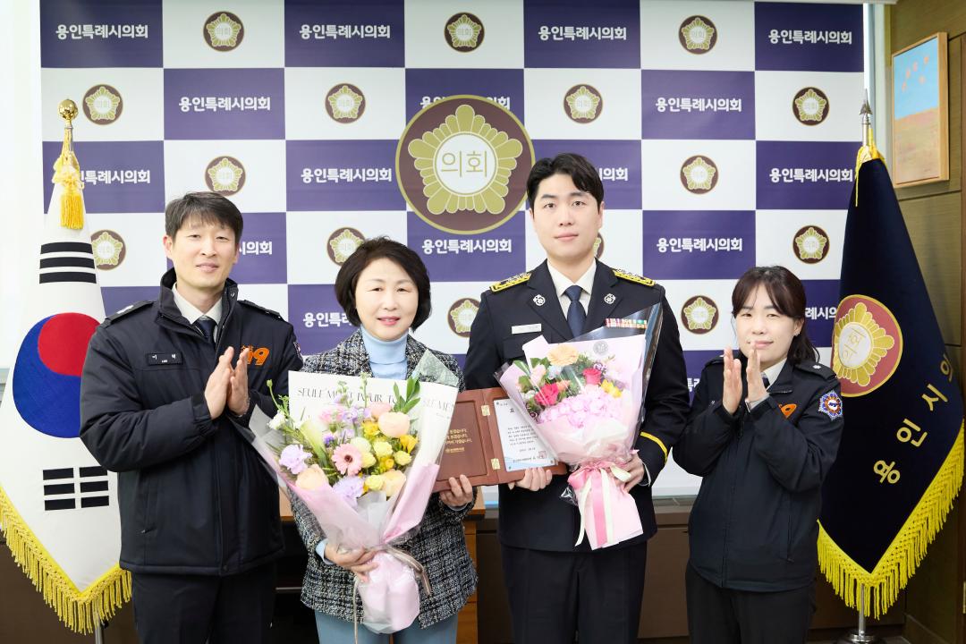 '모범시민 표창 수여' 게시글의 사진(2) '20250306 모범시민 표창 수여-03.jpg'