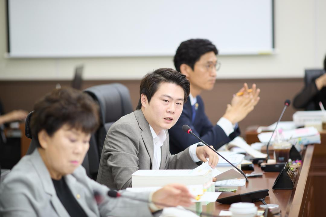 '제3차 예산결산특별위원회(제293차 제1회 정례회)' 게시글의 사진(17) '20250626 제3차 예산결산특별위원회(제293차 제1회 정례회)-41.jpg'