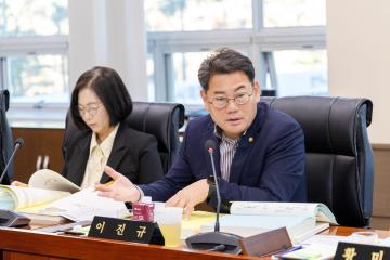 상임위위원회별 제4차 회의(제297회 제2차 정례회) 사진입니다