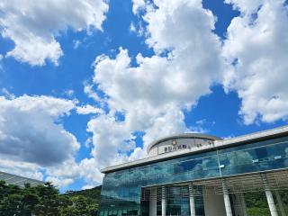한여름 파란 하늘 아래 용인특례시의회