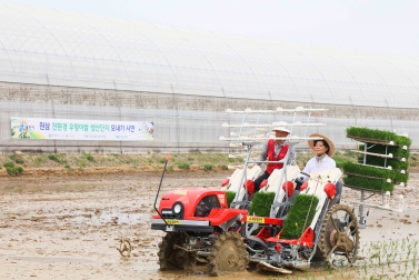 원삼 친환경 우렁이쌀 생산단지 모내기 시연