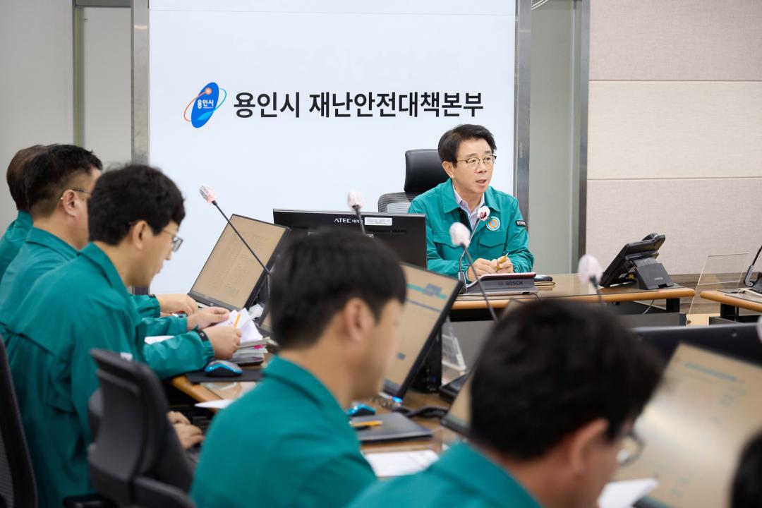 '용인특례시의회 도시건설위원회, 재난안전상황실 찾아 "신속한 상황 전파와 신속한 대응으로 집중 호우 피해 최소화 당부"' 게시글의 사진(4) '20240718 도시건설위원회 재난안전상황실 방문-03.jpg'