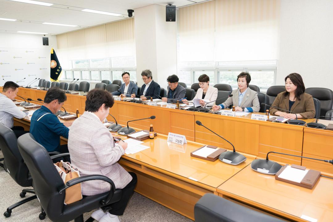 '용인특례시의회 황미상 의원, 용인시 농업·농촌 및 식품산업 지원 조례 개정을 위한 간담회 개최' 게시글의 사진(3) '20251002 용인특례시의회 황미상 의원, 용인시 농업·농촌 및 식품산업 지원 조례 개정을 위한 간담회 개최(2).jpg'