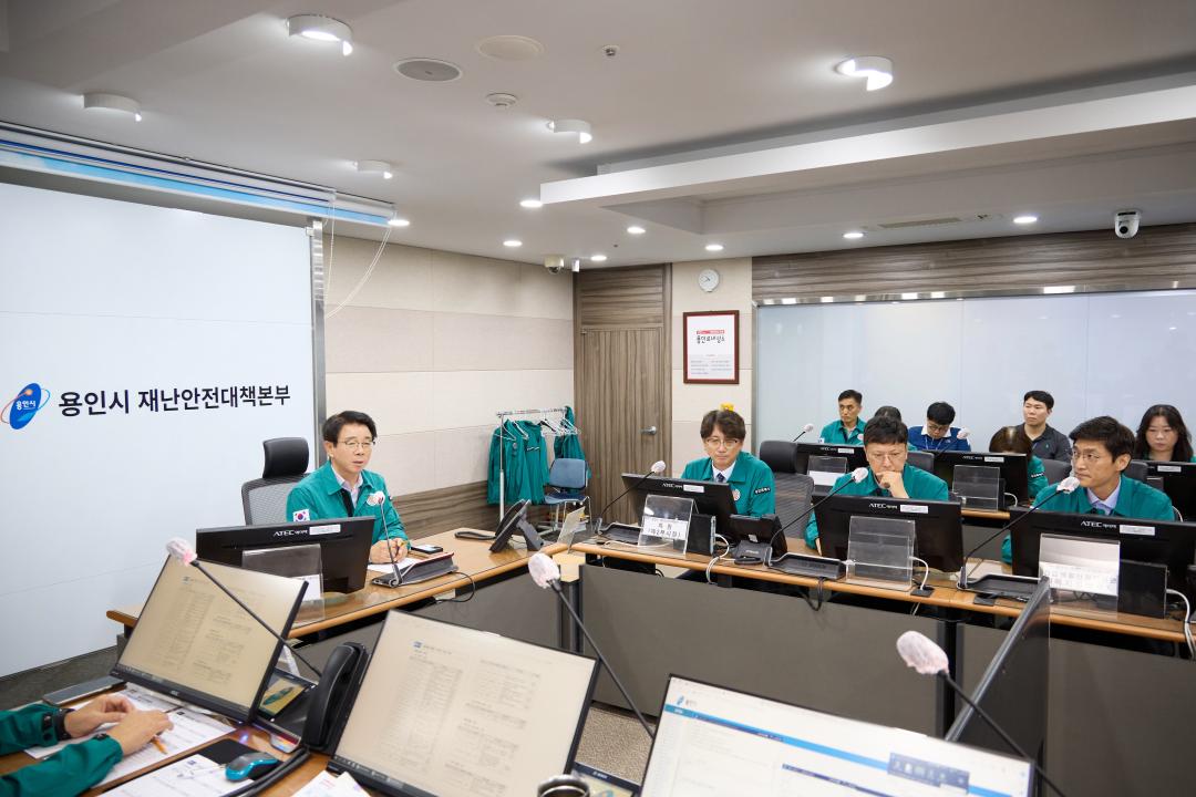 '용인특례시의회 도시건설위원회, 재난안전상황실 찾아 "신속한 상황 전파와 신속한 대응으로 집중 호우 피해 최소화 당부"' 게시글의 사진(5) '20240718 도시건설위원회 재난안전상황실 방문-04.jpg'