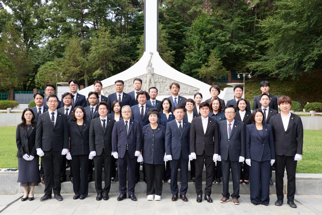 '용인특례시의회, 현충탑 참배로 제10대 의정활동 시작…개원식 열고 새출발' 게시글의 사진(2) '사진1. 용인특례시의회(의장 장성순)는 2일제10대 의회의 공식 출범을 알리며 현충탑을 참배했다..jpg'