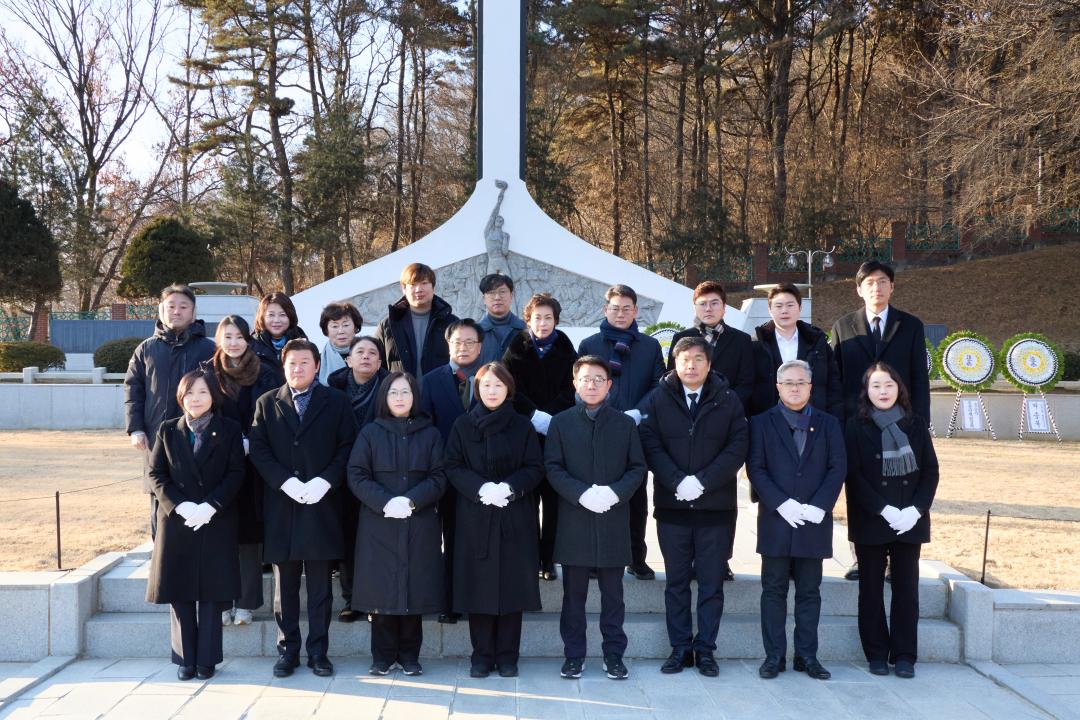 '용인특례시의회, 현충탑 참배로 새해 의정활동 시작' 게시글의 사진(2) '20260102 용인특례시의회, 현충탑 참배로 새해 의정활동 시작(1).jpg'