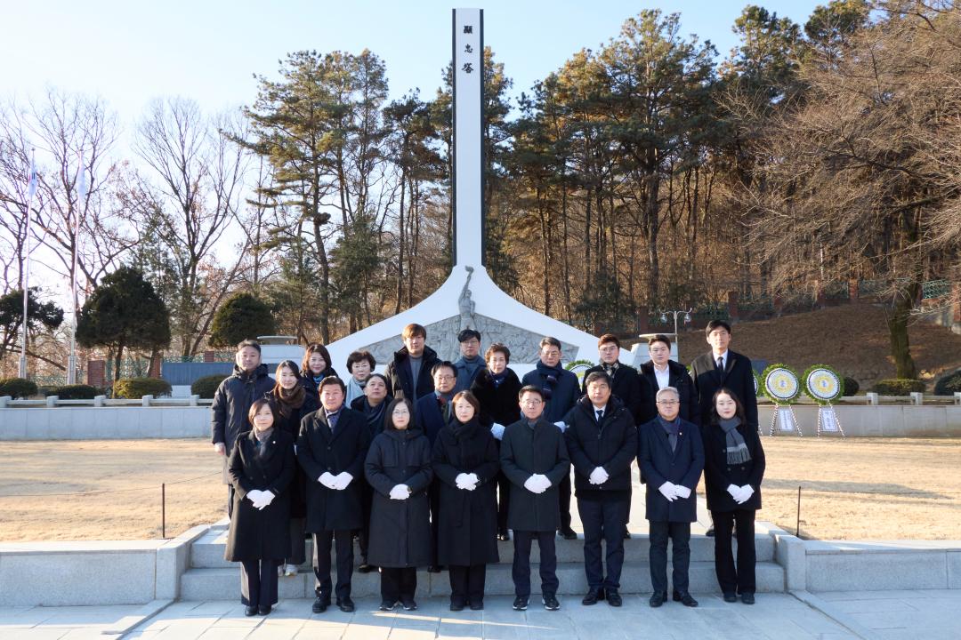 '용인특례시의회, 현충탑 참배로 새해 의정활동 시작' 게시글의 사진(3) '20260102 용인특례시의회, 현충탑 참배로 새해 의정활동 시작(2).jpg'