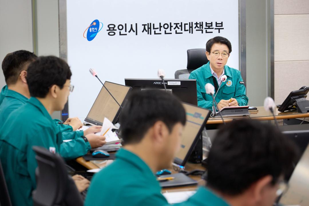 '용인특례시의회 도시건설위원회, 재난안전상황실 찾아 "신속한 상황 전파와 신속한 대응으로 집중 호우 피해 최소화 당부"' 게시글의 사진(3) '20240718 도시건설위원회 재난안전상황실 방문-02.jpg'