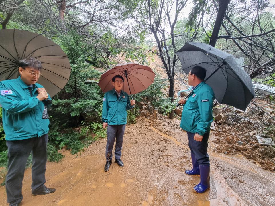'용인특례시의회 유진선 의장·이창식 부의장·김윤선 도시건설위원장, 집중호우 피해 현장 점검' 게시글의 사진(4) '20240718 김윤선 위원장(1).jpg'